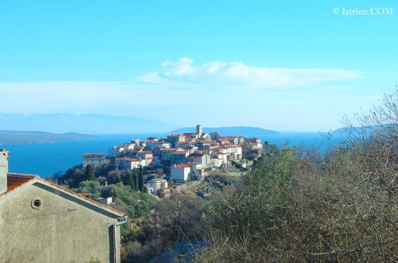 Blick zum Ort Beli auf Cres in Kroatien