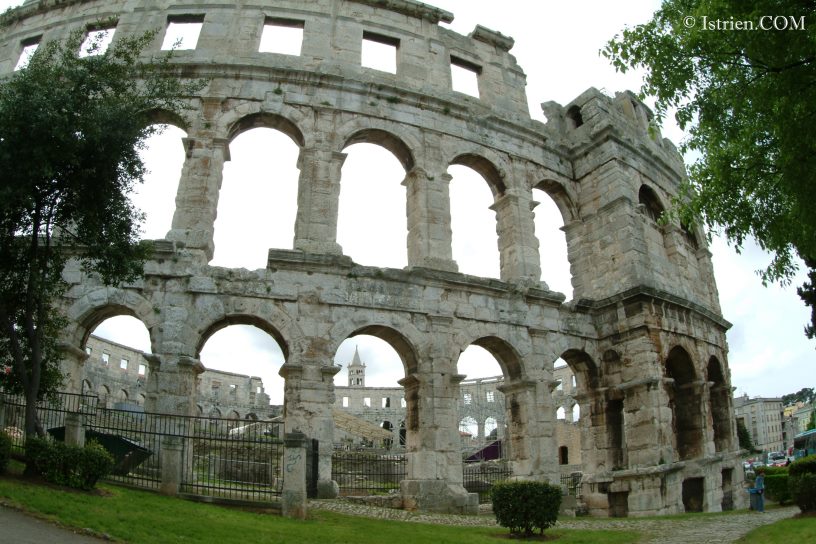 Die Aussenansicht der Arena - Kolloseum in Pula - Istrien